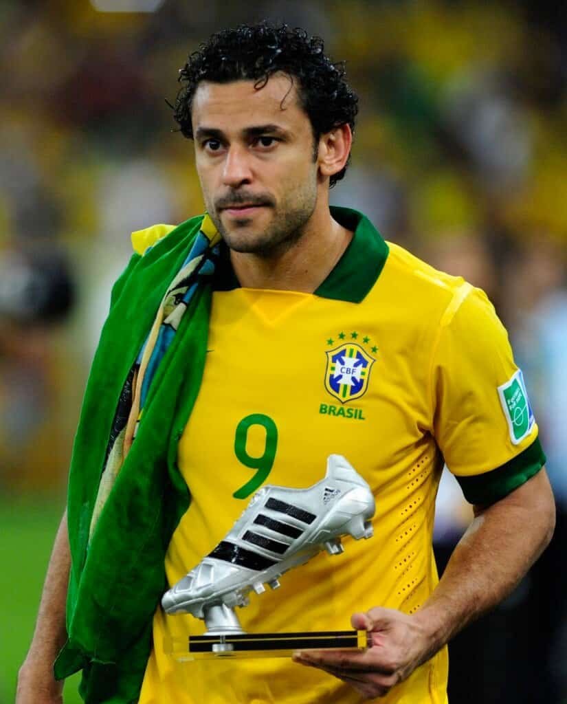 Fred com a Bota de Prata de artilheiro da Copa das Confederações de 2013, título conquistado pelo Brasil