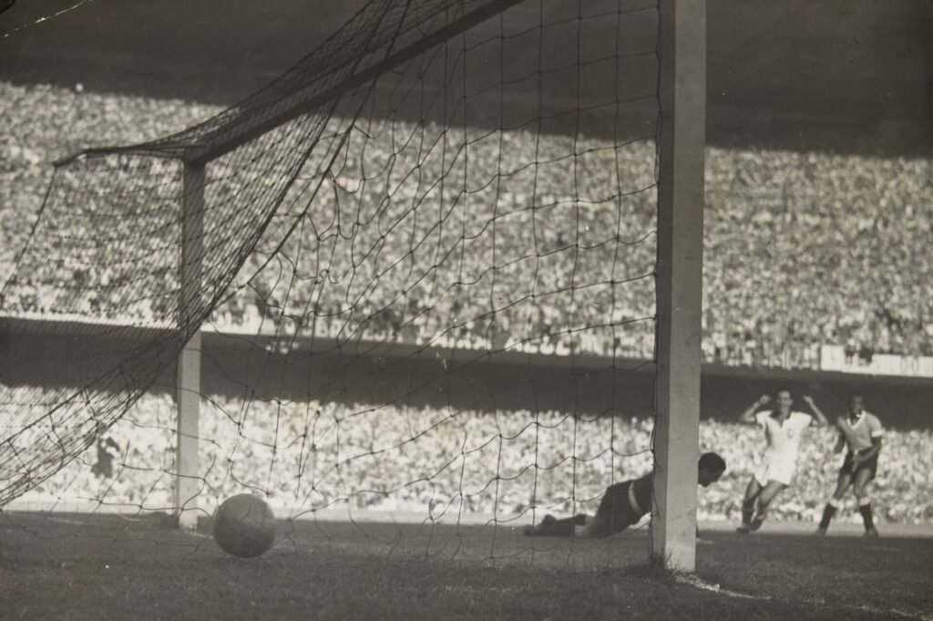 Gol de Friaça para o Brasil na final da Copa do Mundo de 1950, no Maracanã — foto: Arquivo Nacional (domínio público)