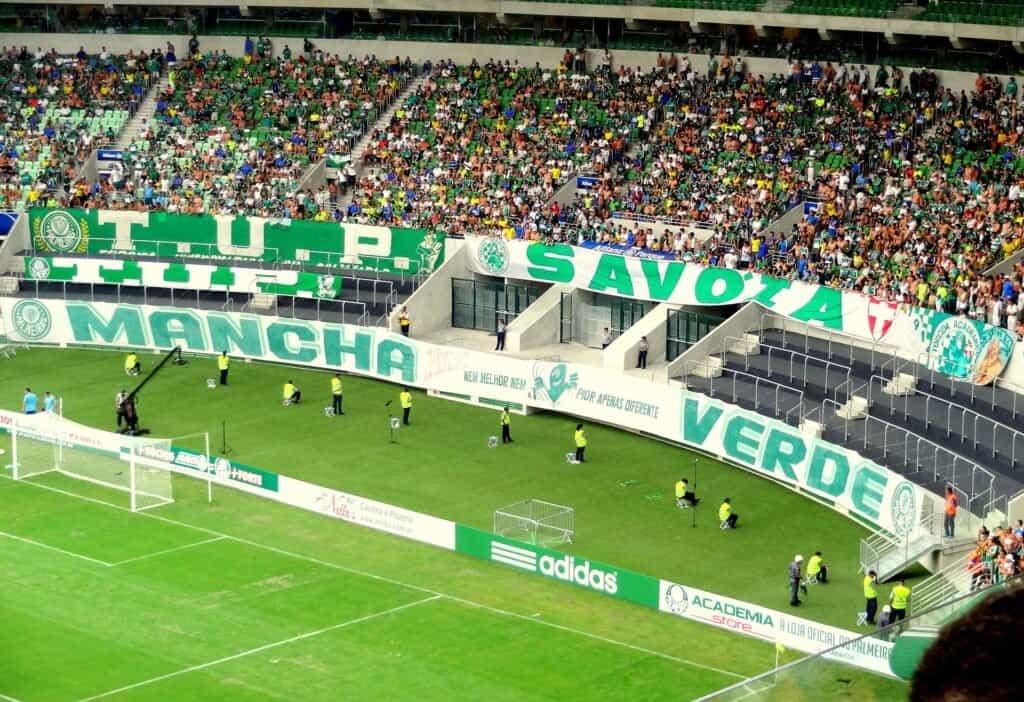 Allianz Parque, estádio do Palmeiras, um dos que adotam gramado sintético no futebol brasileiro. Foto: Roberto Sabino (CC BY 2.0, Wikimedia Commons)