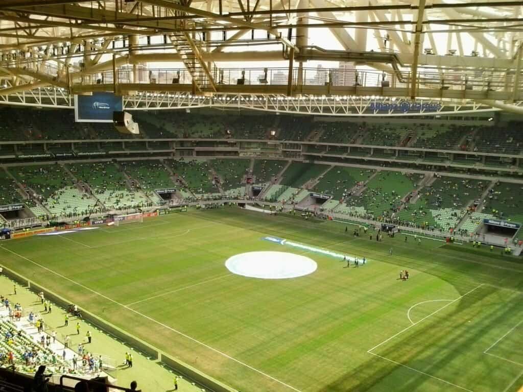 Vista interna do Allianz Parque, um dos estádios mais modernos do futebol brasileiro. Foto: Leonef (Wikimedia Commons, CC BY-SA 4.0)