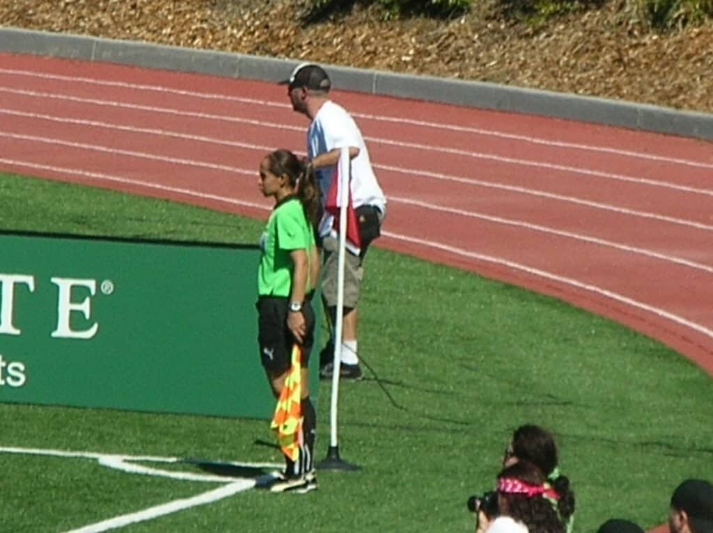 Árbitro assistente em campo, responsável por sinalizar lances de impedimento. Foto: BrokenSphere / Wikimedia Commons (CC BY 3.0)