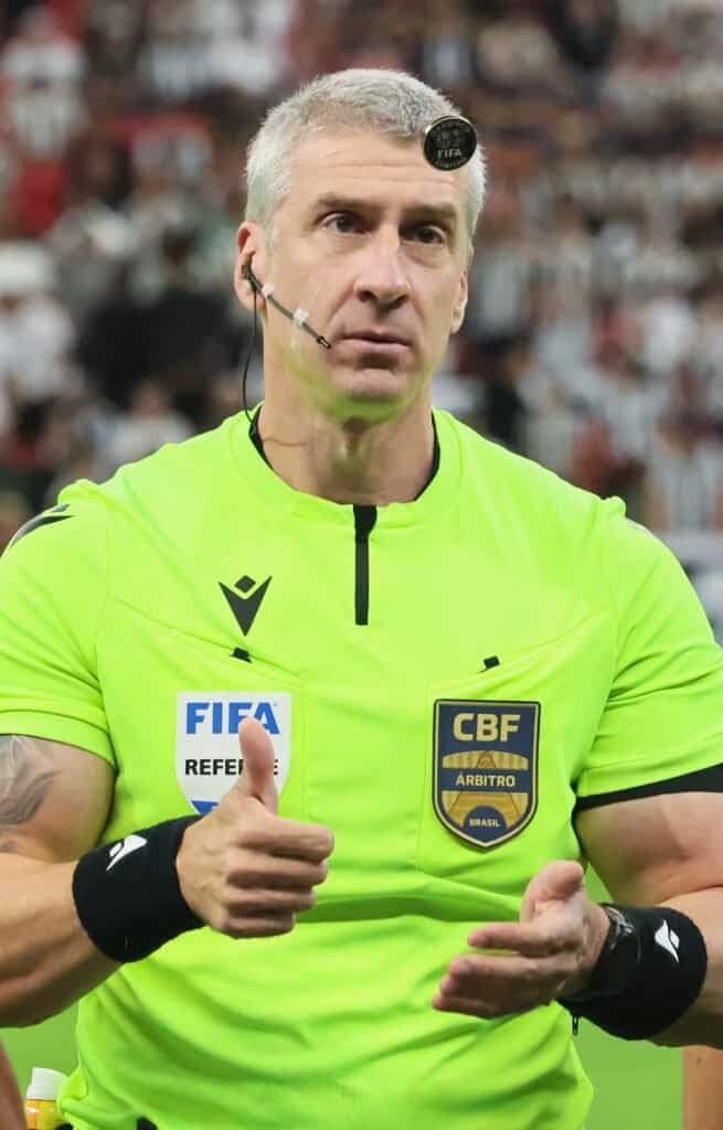 Árbitro brasileiro Anderson Daronco antes do início de uma partida. Foto: EDUARDOFSLIMA (CC BY 4.0, Wikimedia Commons)