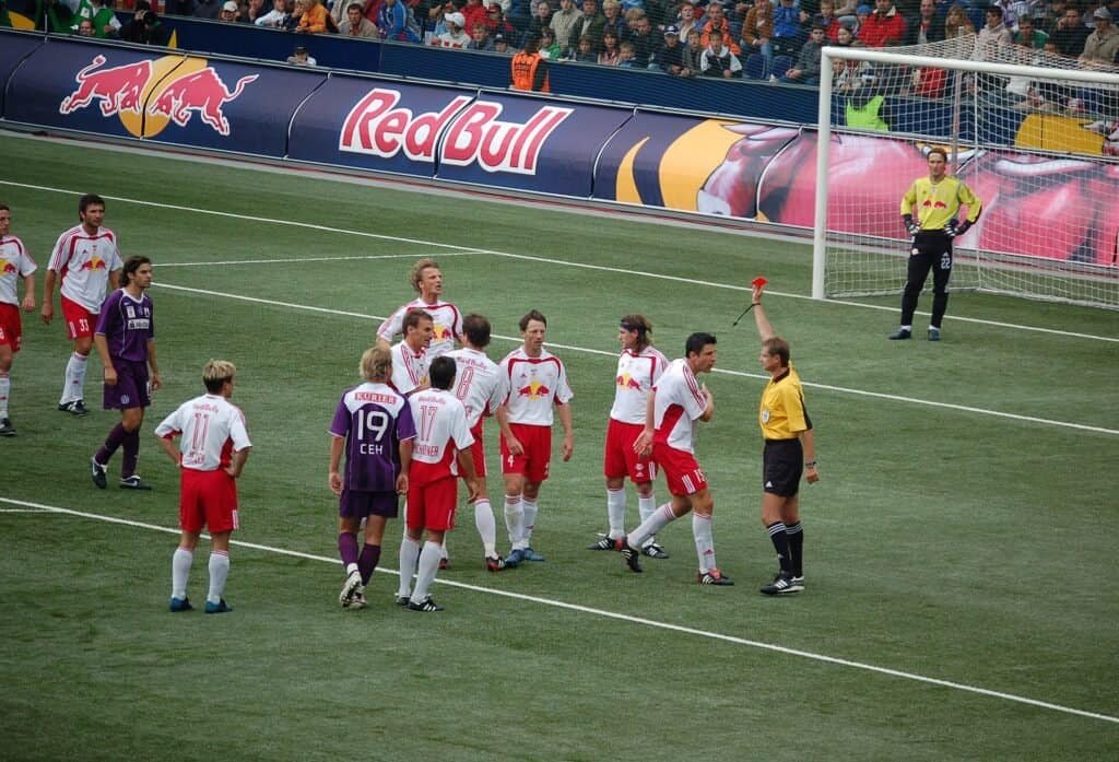 Árbitro mostra o cartão vermelho durante partida de futebol. Foto: Markus Dallarosa / Wikimedia Commons (CC BY-SA 3.0 de)