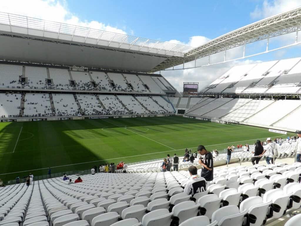 Gramado da Arena Corinthians, estádio do Corinthians, palco do Derby Paulista contra o Palmeiras. Foto: Leonardo Lourenço/Portal da Copa (CC BY-SA 3.0)