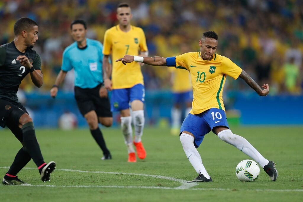 Seleção Brasileira comemora o primeiro ouro olímpico no futebol, Rio 2016 (foto via Wikimedia Commons, CC BY 3.0 BR)
