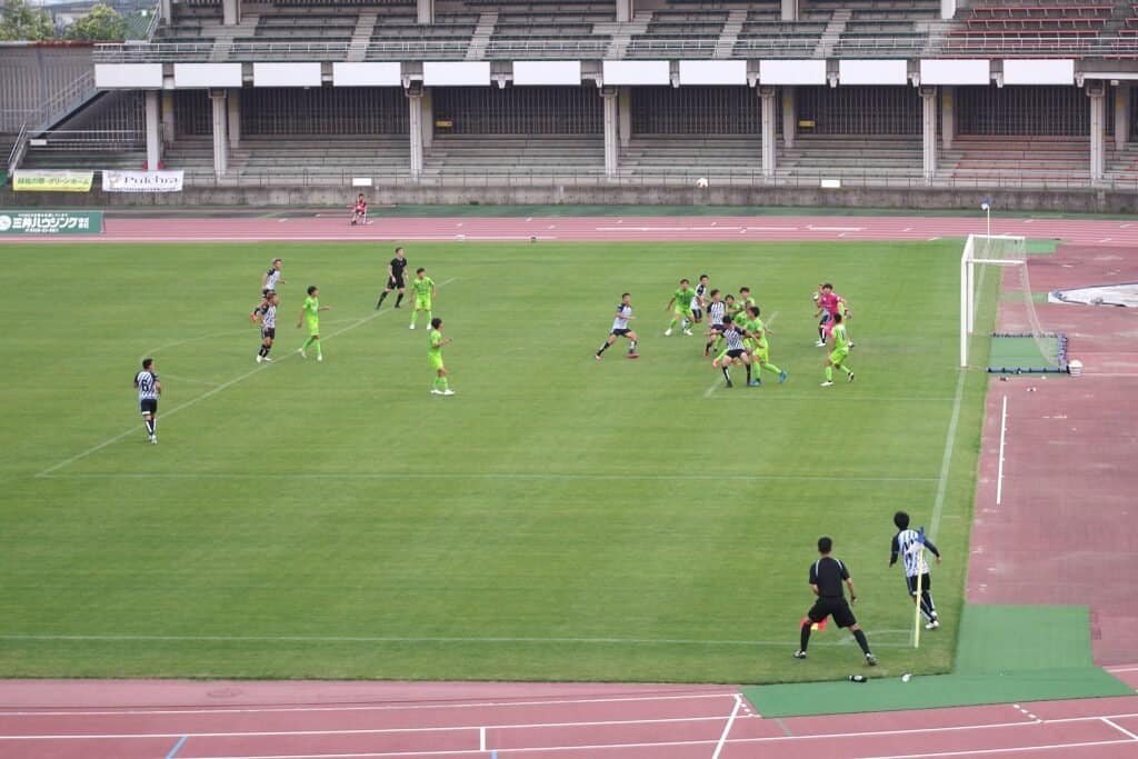 Jogador cobra escanteio durante partida de futebol. Foto: Uraniwa (CC BY 4.0)