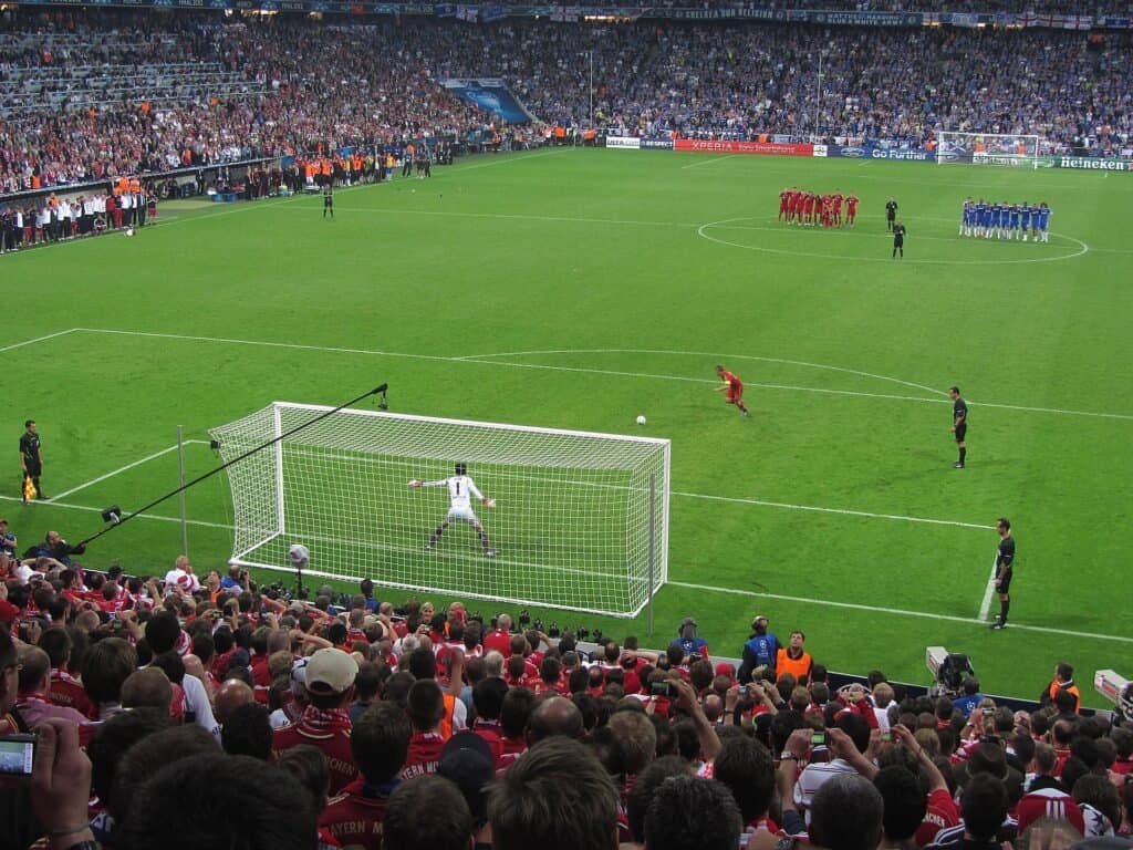 Jogador cobra pênalti contra goleiro na final da Liga dos Campeões de 2012. Foto: Markus Unger (CC BY 2.0)
