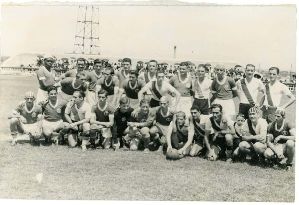 Foto histórica de 1948 com jogadores de Guarani e Ponte Preta antes do Dérbi Campineiro, no Estádio da Mogiana. Foto: Centro de Memória - Unicamp (CC BY-SA 4.0)