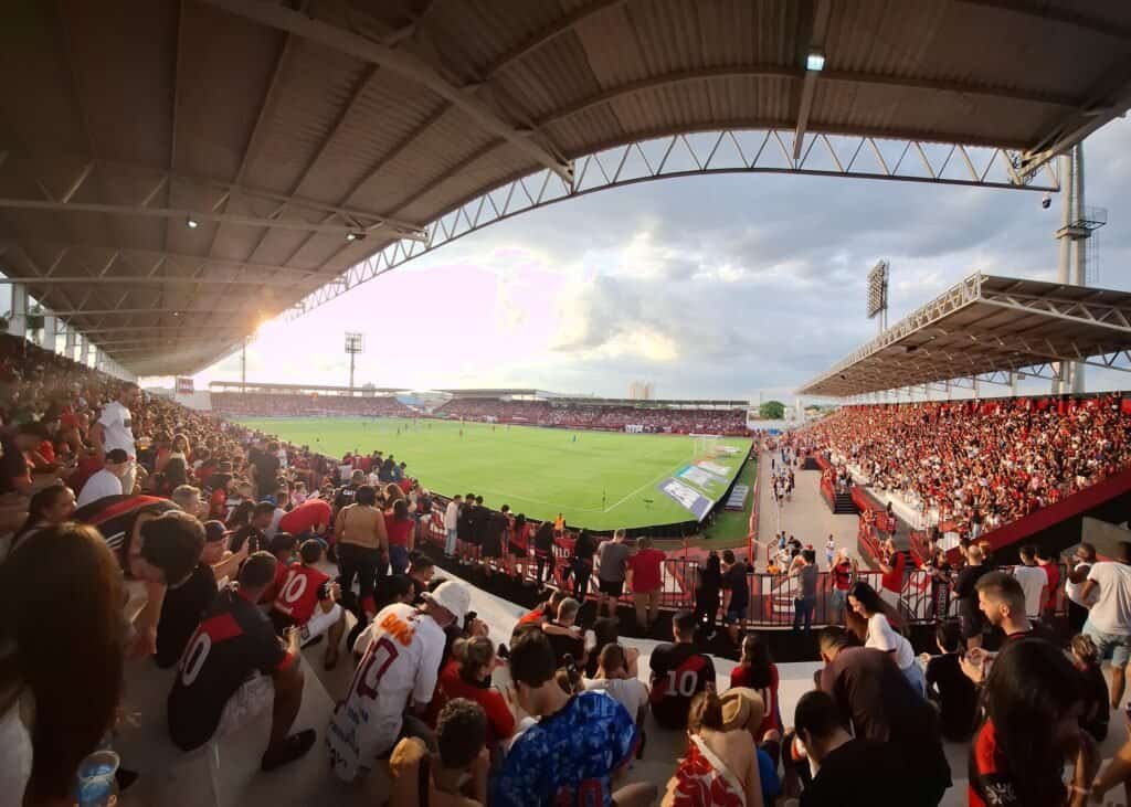 Estádio de futebol brasileiro lotado em dia de jogo, cenário comum na disputa por acesso à Série A e na luta contra o rebaixamento na Série B. Foto: Boaventuravinicius, CC BY-SA 4.0, Wikimedia Commons
