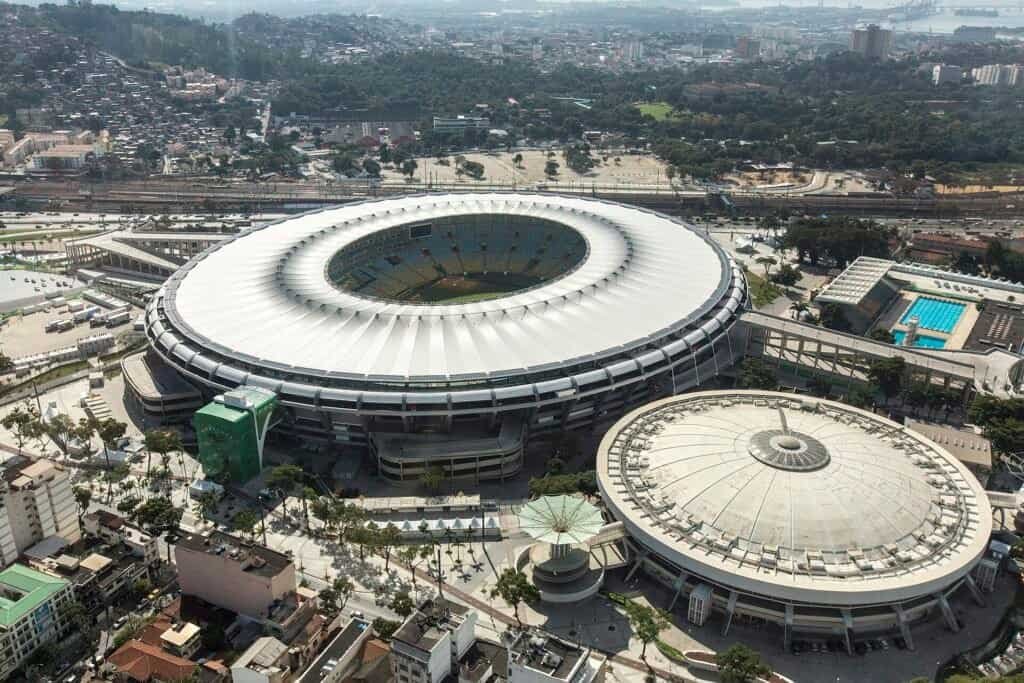 Vista do Estádio do Maracanã, no Rio de Janeiro, palco do maior público da história em um jogo entre clubes, no Fla-Flu de 1963. Foto: Brazilian Government, CC BY 3.0 BR, Wikimedia Commons
