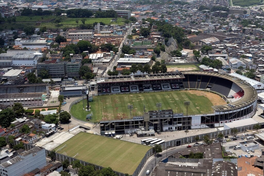 Estádio de São Januário, palco de duelos históricos do Clássico da Amizade entre Vasco e Botafogo. Foto: Diego Baravelli (CC BY-SA 4.0, Wikimedia Commons)