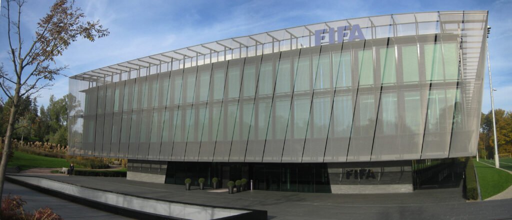 Sede da FIFA em Zurique, na Suíça, onde são definidas as regras do mercado de transferências (foto via Wikimedia Commons, CC BY-SA 3.0)