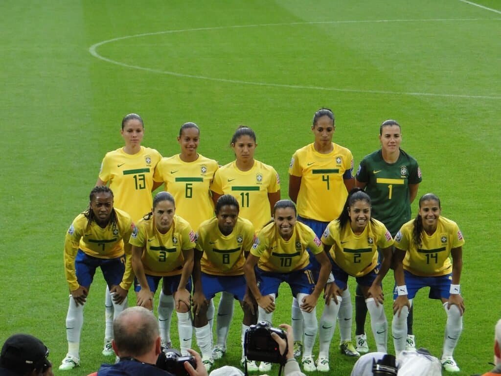 Jogadoras de futebol feminino brasileiro em campo, cenário que evoluiu com a criação do Brasileirão Feminino. Foto: Allan Patrick, CC BY-SA 2.0, Wikimedia Commons