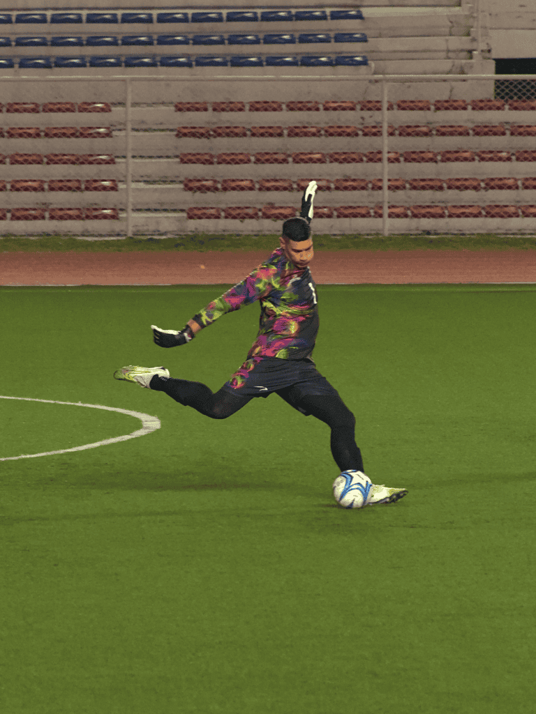 Goleiro Neil Etheridge chutando a bola para fora da área, exemplo do jogo moderno de goleiros com os pés. Foto: Jethrude Hipolito (CC BY-SA 4.0)
