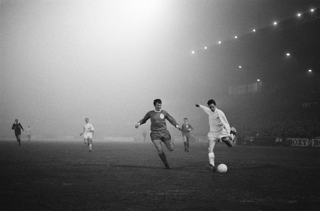 Johan Cruyff disputa jogada pelo Ajax na Copa dos Campeões Europeus, ícone do Futebol Total que revolucionou as formações táticas nos anos 1970. Foto: Jack de Nijs for Anefo / Anefo, CC0, Wikimedia Commons