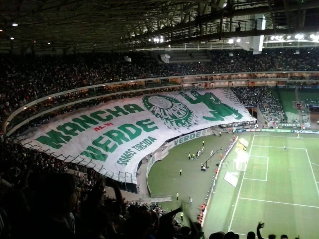 Torcida organizada Mancha Alviverde exibe bandeirão no Allianz Parque, estádio do Palmeiras, líder do ranking de sócios-torcedores do Brasil. Foto: Leonef (CC BY-SA 4.0)