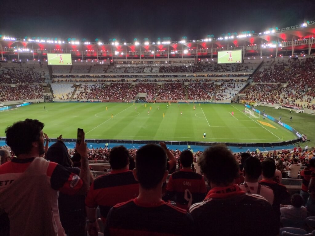Estádio do Maracanã cheio em dia de jogo, palco de clássicos do futebol carioca. Foto: Boaventuravinicius (CC BY-SA 4.0)