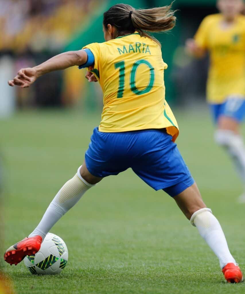 Marta em jogo da Seleção Brasileira feminina no Maracanã (foto: Fernando Frazão/Agência Brasil, CC BY 2.0, Wikimedia Commons)