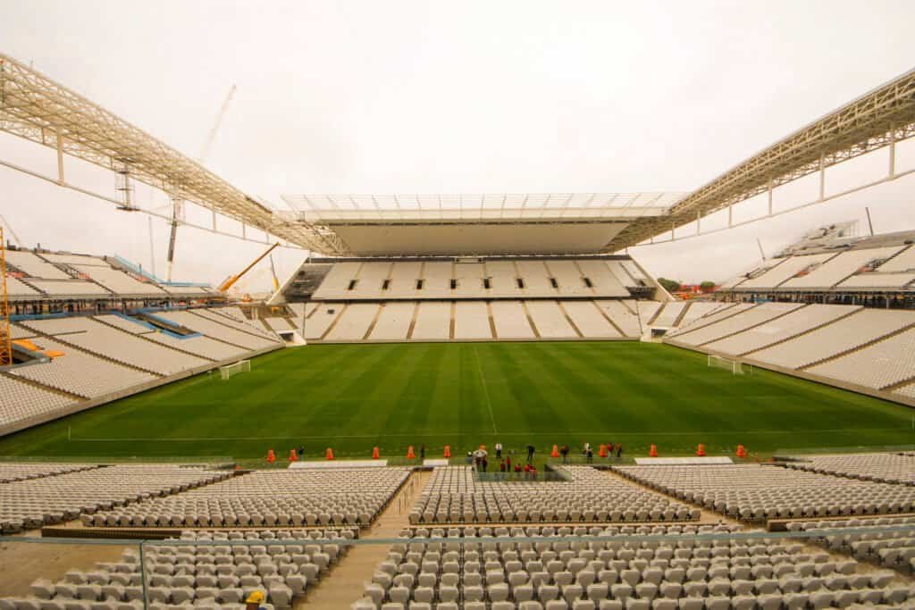 Vista interna da Neo Química Arena, estádio do Corinthians em Itaquera, São Paulo. Foto: Governo Federal Brasileiro (CC BY-SA 3.0)