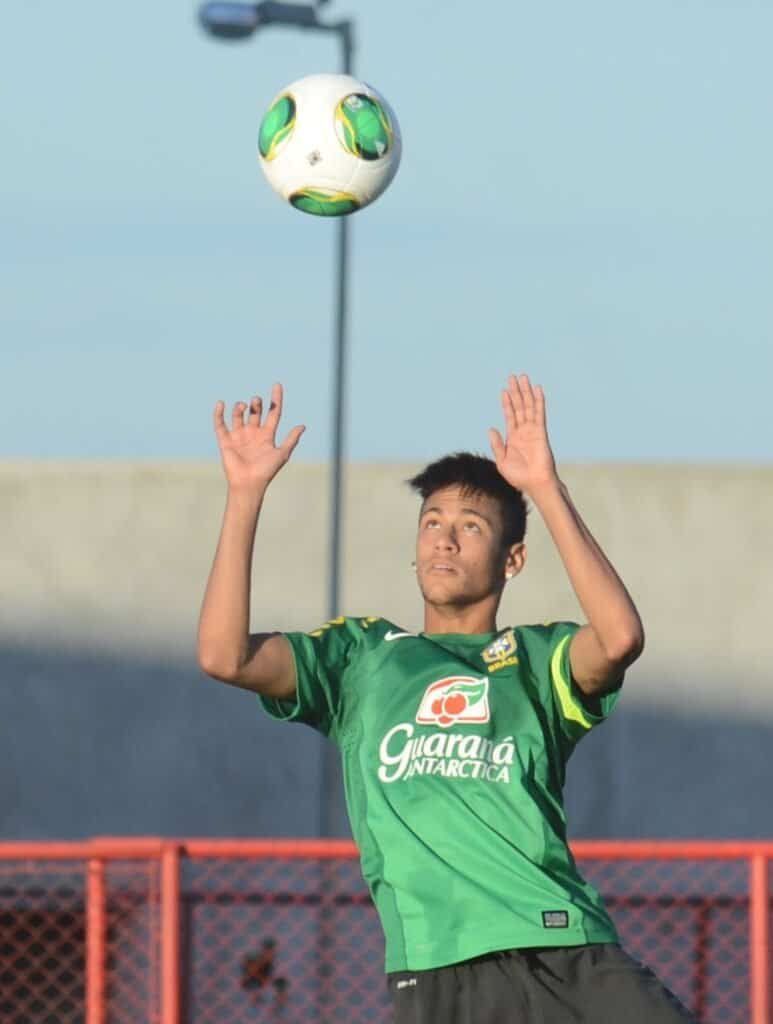 Neymar durante treino da Seleção Brasileira em junho de 2013, mês de sua transferência recorde para o Barcelona (foto: Fabio Rodrigues Pozzebom/ABr, CC BY 3.0 br)