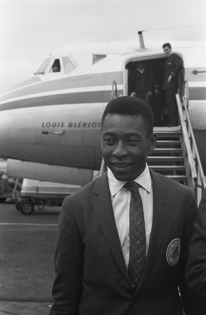 Pelé fotografado em outubro de 1962, ano em que o Santos conquistou seu primeiro título da Copa Intercontinental. Foto: Joop van Bilsen/Anefo (domínio público, CC0)