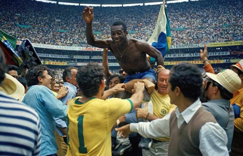 Pelé comemora gol pela Seleção Brasileira na Copa do Mundo de 1970. Foto: domínio público (Associated Press / El Gráfico)