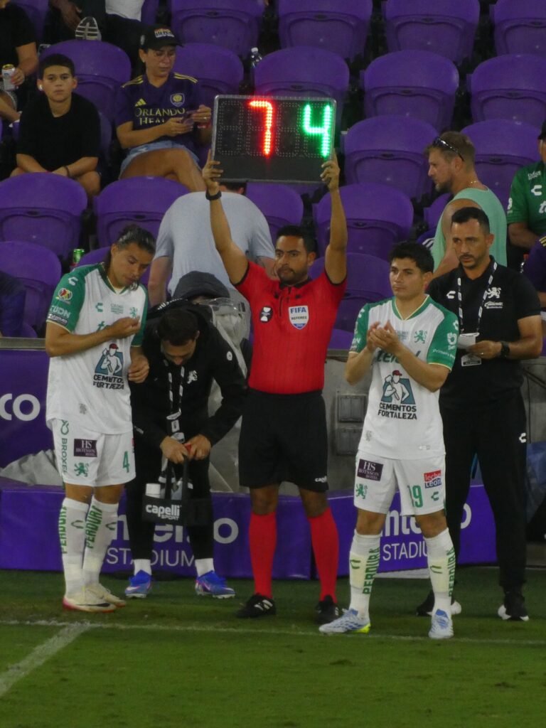 Placa eletrônica usada pelo quarto árbitro para indicar substituições em uma partida de futebol (foto via Wikimedia Commons, CC BY 4.0)