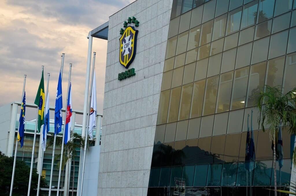 Sede da Confederação Brasileira de Futebol (CBF), na Barra da Tijuca, Rio de Janeiro. Foto: Fernando Frazão/ABr (CC BY 3.0 BR, Wikimedia Commons)