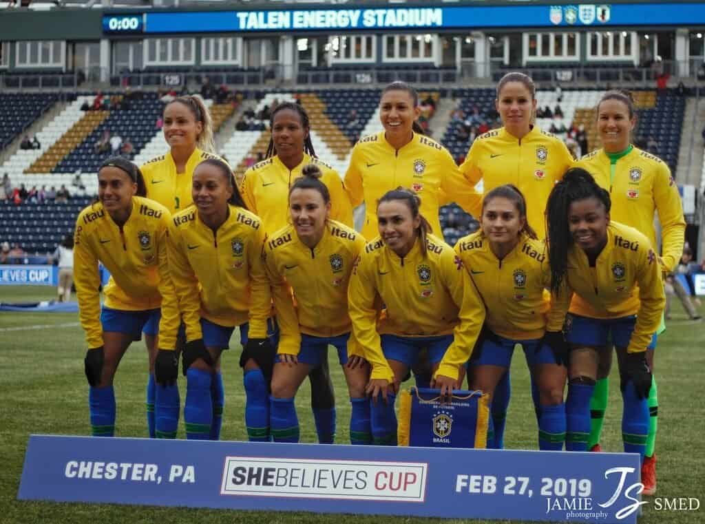 Jogadoras da Seleção Brasileira Feminina de futebol perfiladas antes de partida em 2019. Foto: Jamie Smed (CC BY 2.0)