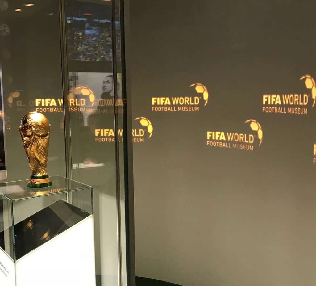 Troféu da Copa do Mundo FIFA, foto de Ank Kumar (CC BY-SA 4.0)