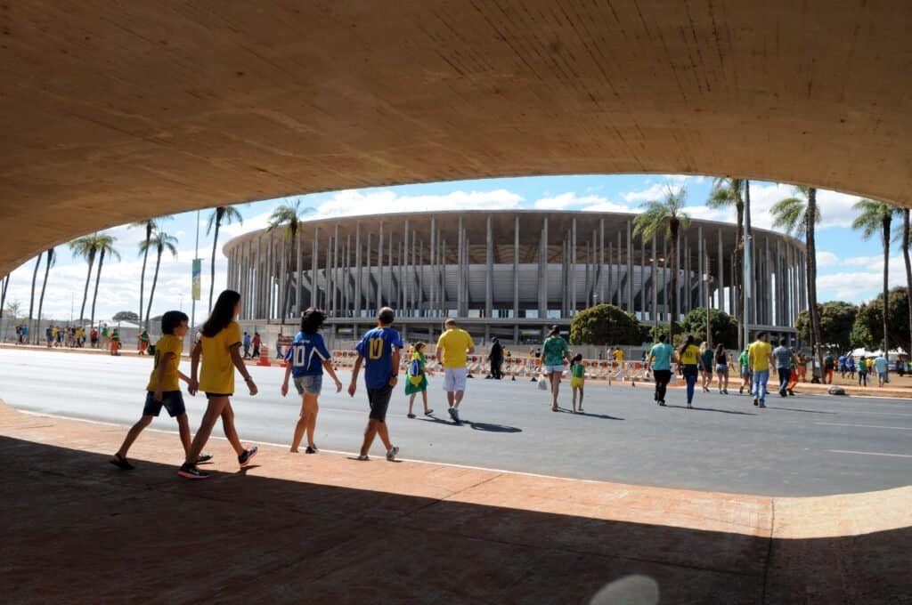 Torcedores chegando ao Estádio Mané Garrincha, em Brasília. Foto: Agência Brasília (CC BY 2.0)