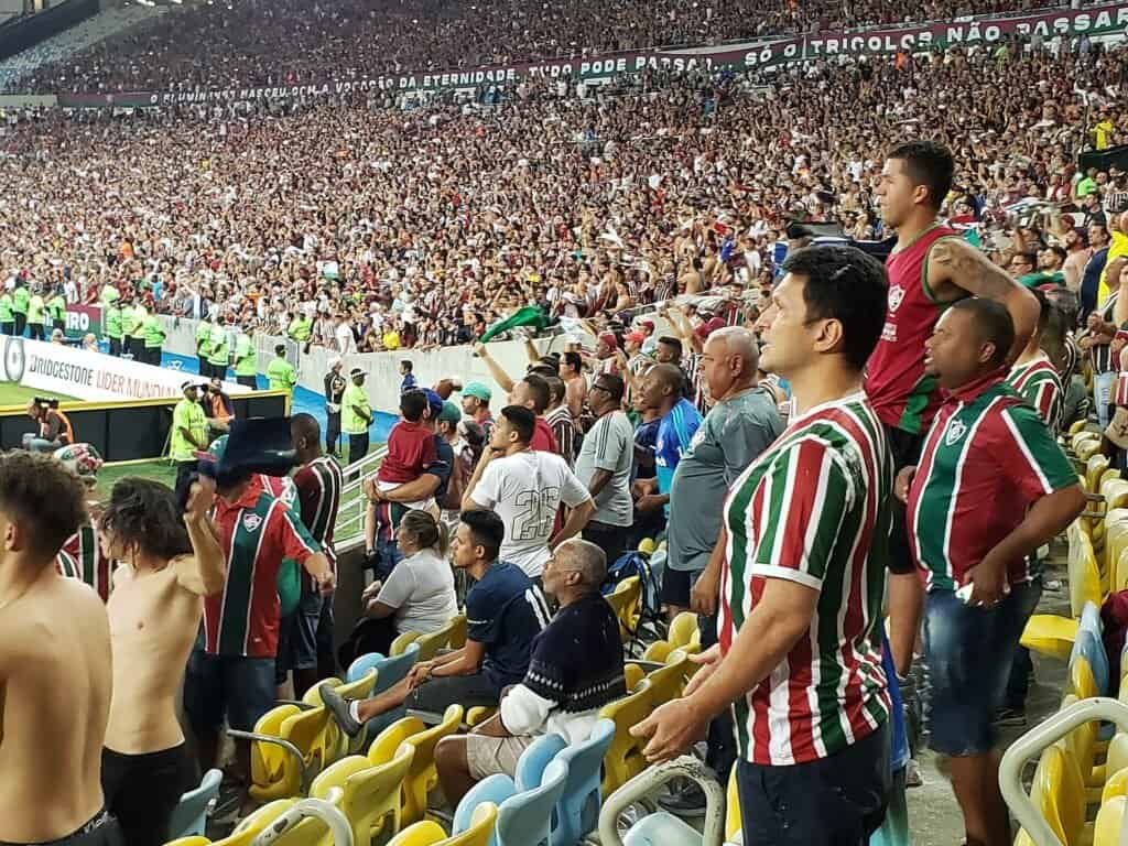 Torcida do Fluminense no Maracanã (foto: Alexandre M. B. Berwanger, CC BY-SA 4.0, Wikimedia Commons)