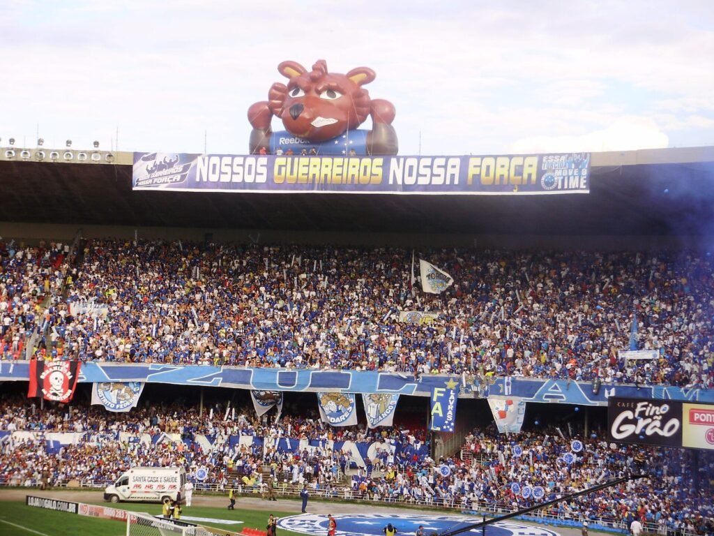 Torcida cruzeirense lotando o Mineirão em jogo de futebol (foto via Wikimedia Commons, domínio público)