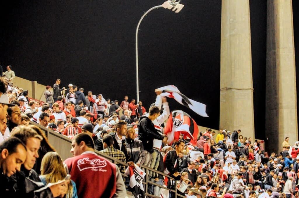 Torcida do São Paulo Futebol Clube em jogo no Morumbi (foto: Thaismay, CC BY-SA 4.0, Wikimedia Commons)