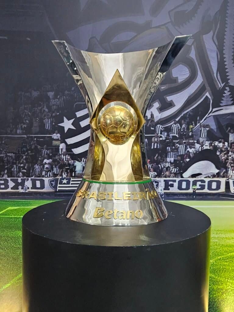 Troféu do Campeonato Brasileiro de futebol, disputado pelos maiores campeões nacionais como Palmeiras, Santos e Flamengo. Foto: Phill ad, CC BY 4.0, Wikimedia Commons