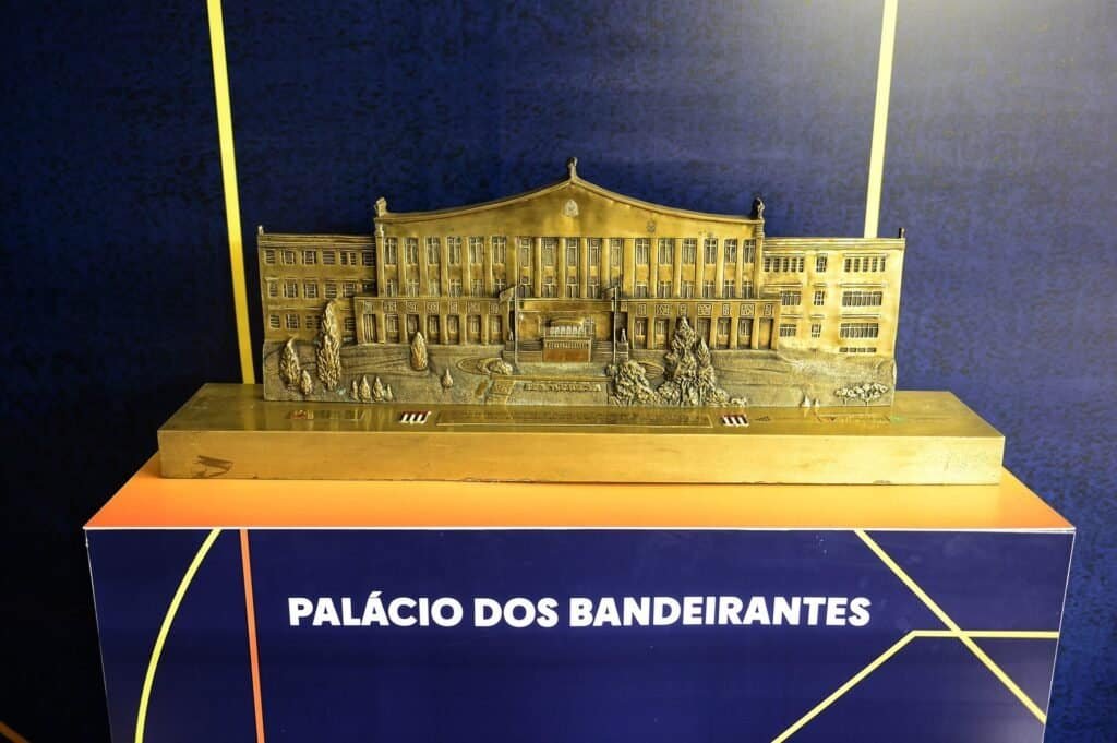 Troféu Palácio dos Bandeirantes, entregue ao campeão do Campeonato Paulista. Foto: Federação Paulista de Futebol (CC BY-SA 4.0)