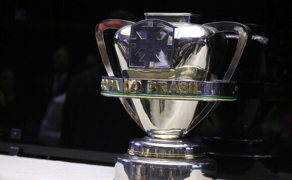 Troféu da Copa do Brasil em exibição em Brasília, 2025. Foto: Vinicius Loures/Câmara dos Deputados (CC BY 3.0)