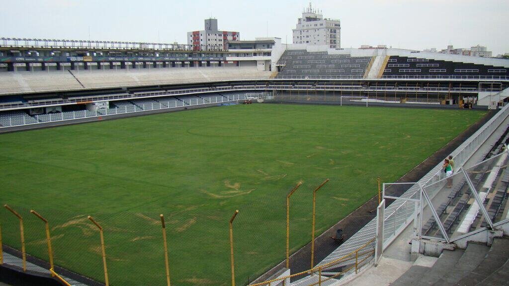 Vista interna do Estádio Urbano Caldeira, a Vila Belmiro, casa do Santos Futebol Clube. Foto: Nikolas Maciel Fabrício / Wikimedia Commons (domínio público)