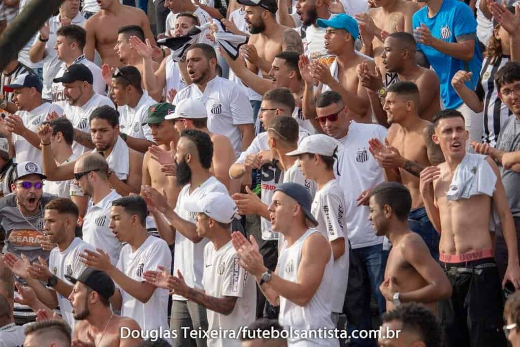 Torcida do Santos Futebol Clube no estádio Vila Belmiro, foto de Douglas Teixeira (CC BY 2.0)