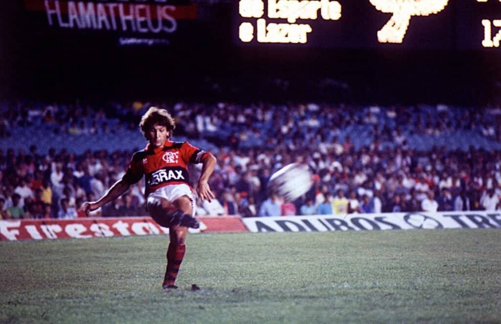 Zico em ação pelo Flamengo, recordista de Bolas de Prata da revista Placar. Foto: El Gráfico (domínio público)