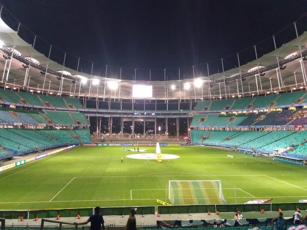 Arena Fonte Nova, em Salvador, casa do Bahia, que briga pela vaga direta na Libertadores no Brasileirão 2026. Foto: Ajmcbarreto/Wikimedia Commons (CC BY-SA 4.0)