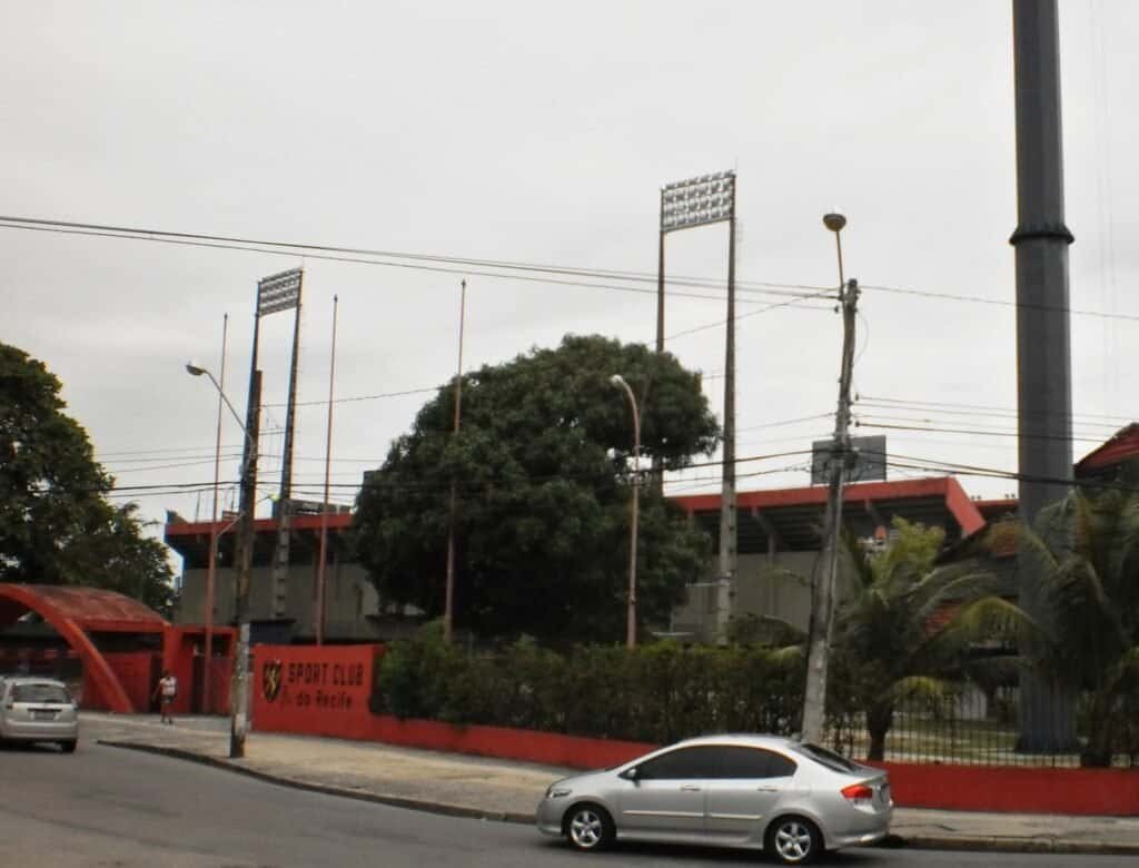 Estádio da Ilha do Retiro, do Sport, um dos times na briga pelo G6 da Série B (Foto: Sport Club Recife - Pernambuco, Brasil.JPG: Marcos Elias de Oliveira Júnior derivative work: Juniorpetjua, CC BY-SA 2.0 / Wikimedia Commons)