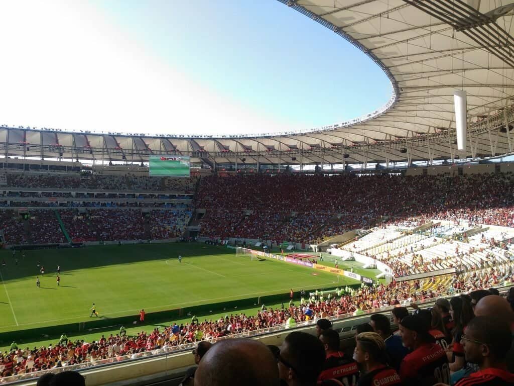 Maracanã durante jogo do Flamengo; Erick Pulgar foi denunciado no STJD por falta em Rodrigo Castillo no Fla-Flu. Foto: Drmarcelodavid/Wikimedia Commons (CC BY-SA 4.0)