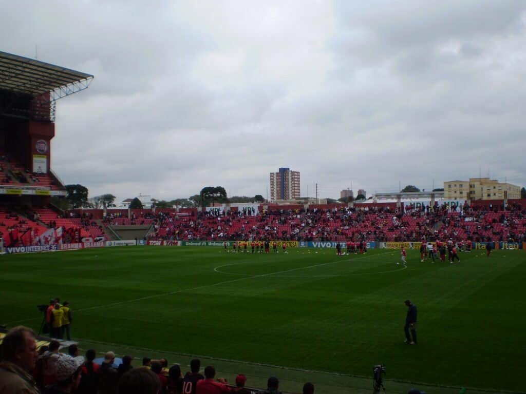 Arena da Baixada, em Curitiba — foto de J.M.Guimarães, domínio público, Wikimedia Commons