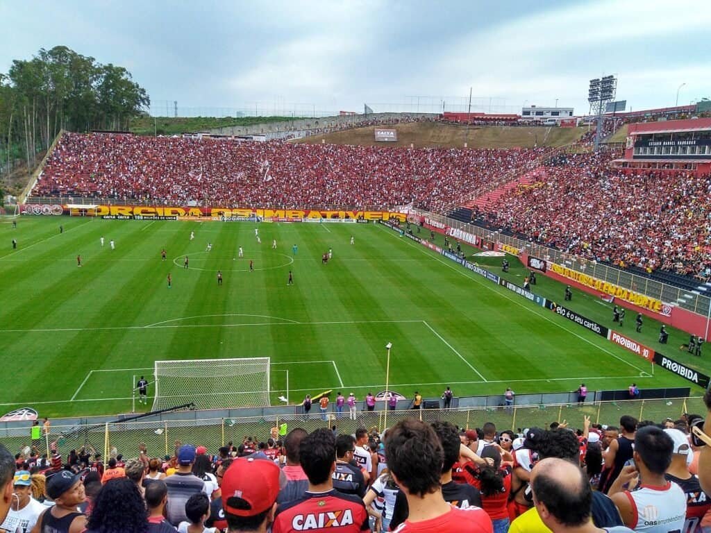 Estádio Barradão, palco da goleada do Vitória sobre a Chapecoense pela 29ª rodada do Brasileirão 2026. Foto: Jaorge (CC BY-SA 4.0)