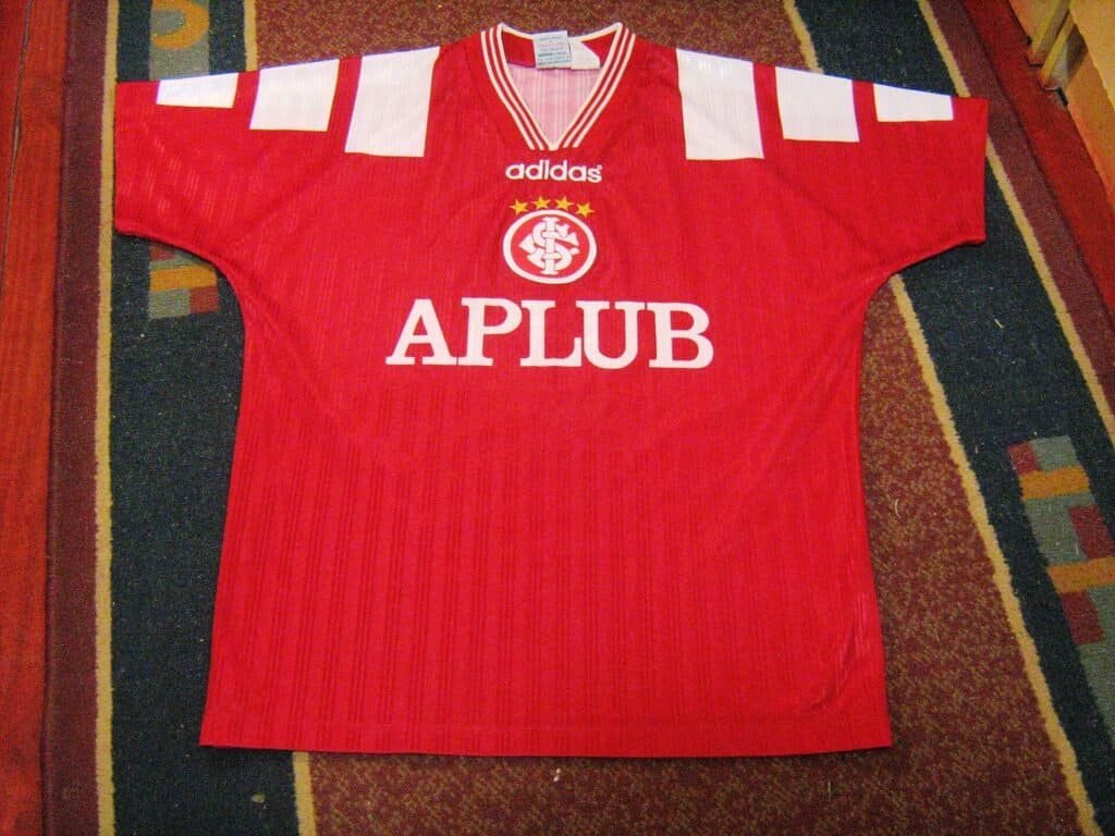 Camisa de clube brasileiro de futebol exibindo a marca do patrocinador master no peito. Foto: Leonel Rocha (CC BY-SA 3.0 / Wikimedia Commons)