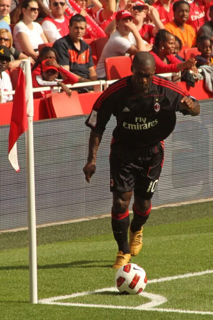 Clarence Seedorf em campo — foto de Ronnie Macdonald, CC BY 2.0, Wikimedia Commons