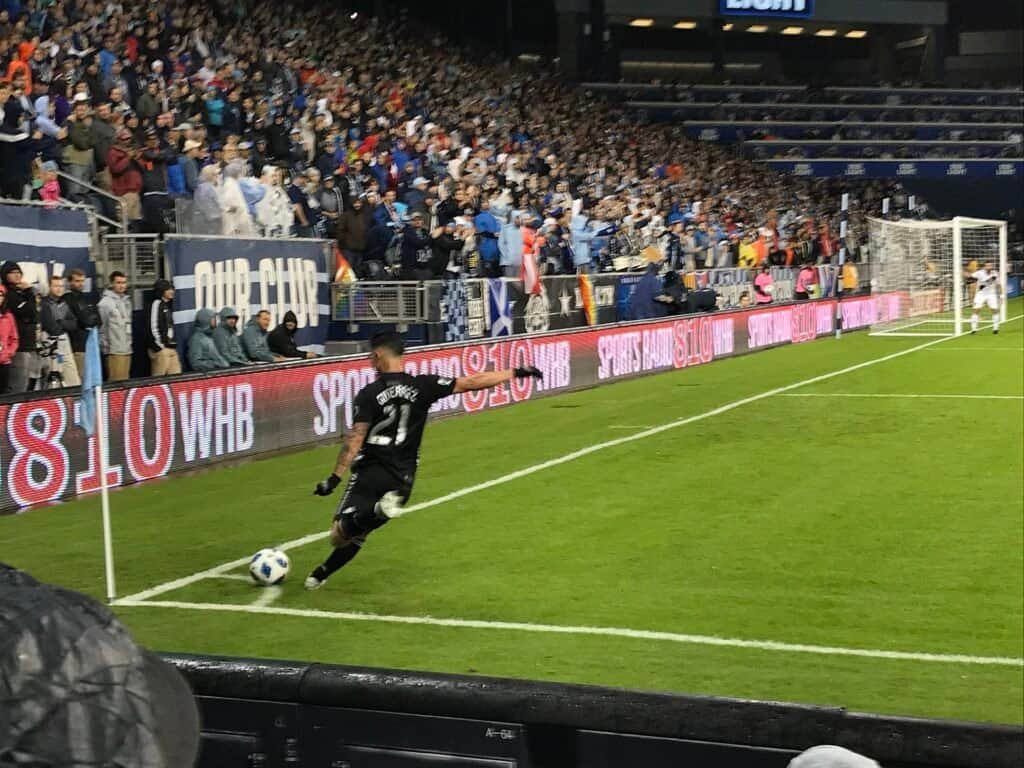Jogador cobrando escanteio em partida de futebol, lance que pode resultar em gol olímpico. Foto: 23dww01 (CC BY-SA 4.0)