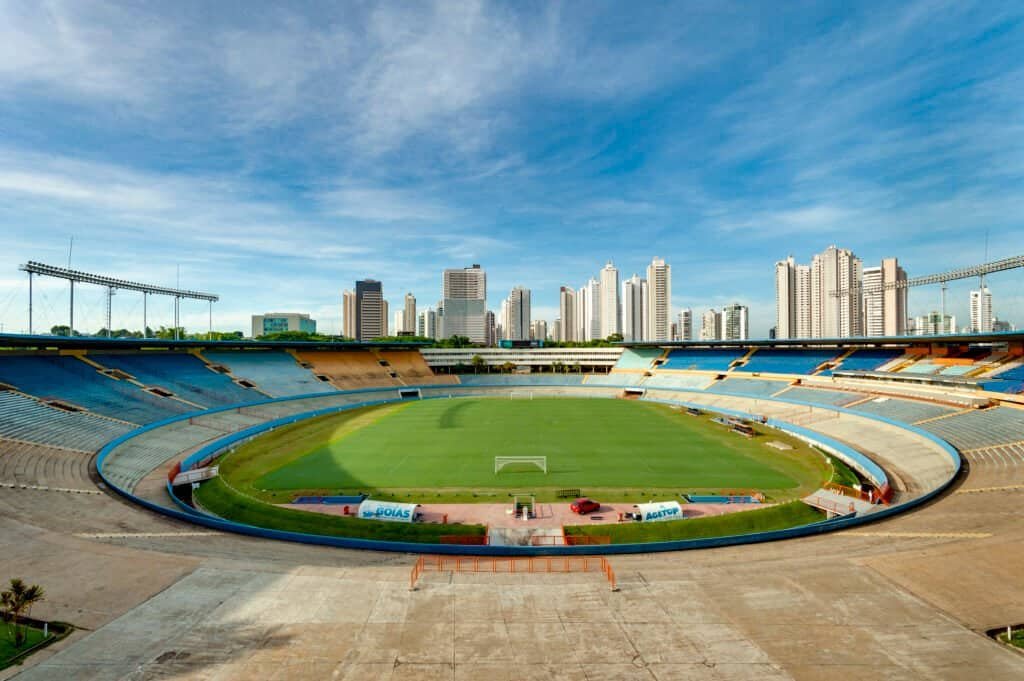 Estádio Serra Dourada, palco de jogos da Série B 2026 — Foto: MTur Destinos (Wikimedia Commons, Public domain)