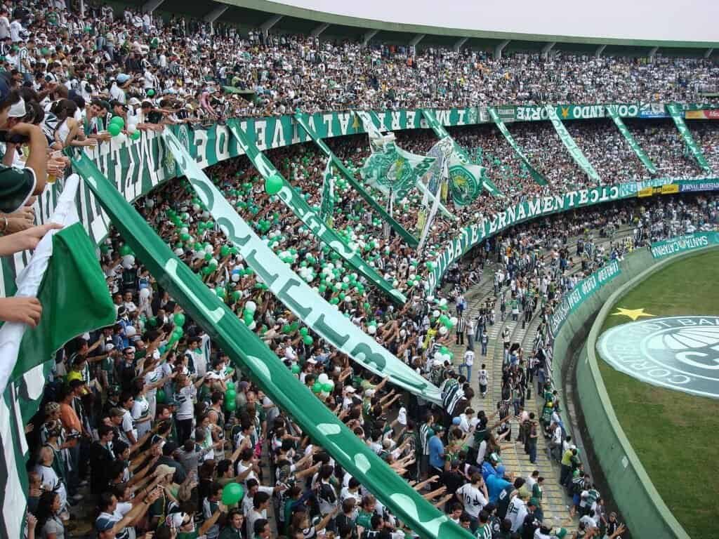 Torcida do Coritiba (Império Alviverde) no Estádio Couto Pereira, Curitiba. Foto: Leonardo Stabile / Wikimedia Commons (domínio público)